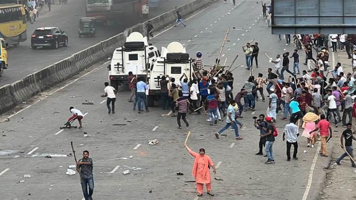 বিএনপির নেতাকর্মীদের অতর্কিত হামলা, বাসে অগ্নিসংযোগ, ককটেল বিস্ফোরণ : ২০ পুলিশ আহত