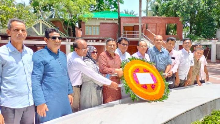 জাতির পিতা সমাধিতে ঢাকাস্থ নর্থ বেঙ্গল জার্নালিস্ট ফোরামের শ্রদ্ধা- 'বঙ্গ টিভি'